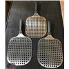 Image 2 : 3 NEW BROWNE STAINLESS STEEL PERFORATED PIZZA