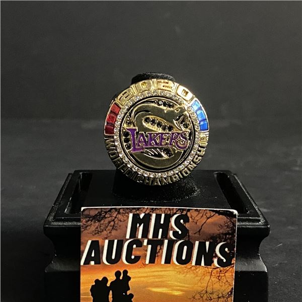 LOS ANGELES LAKERS 2020 "JAMES" CHAMPIONSHIP REPLICA RING "KOBE THIS IS FOR YOU" (ref#424)