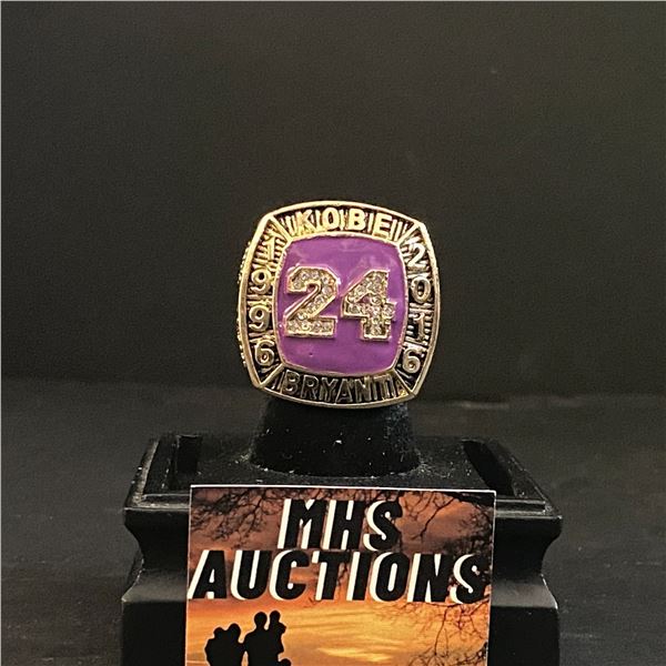 KOBE BRYANT #24 HALL OF FAME 1996-2016 CHAMPIONSHIP REPLICA RING (ref932)