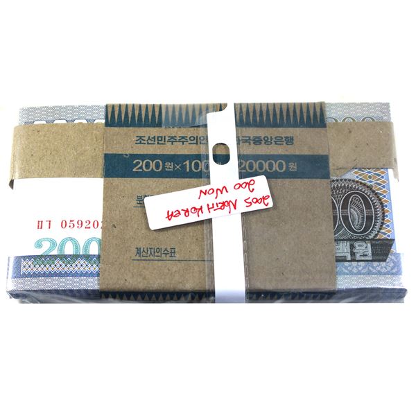 Uncirculated Bundle of 2005 North Korean 200 Won Banknotes. 100pcs