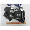 Image 2 : 2 Pairs of Kid's Hockey Gloves