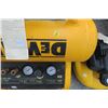 Image 2 : Dewalt 225 PSI 4.5 Gallon Compressor