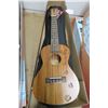 Image 2 : Amali Ukelele w/Case - Walnut
