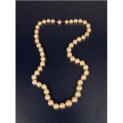 A GRADUATED CULTURED PEARL NECKLACE