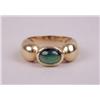 Image 2 : A 14K YELLOW GOLD AND CABOCHON GREEN TOURMALINE RING