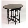 Image 3 : A WILLIAM AND MARY STYLE BLACK LACQUERED AND CHINOISERIE-DECORATED DROP-LEAF GATE LEG SIDE TABLE