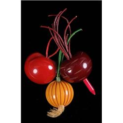Bakelite Vegetable Pin with Beats, Tomato & Onion.