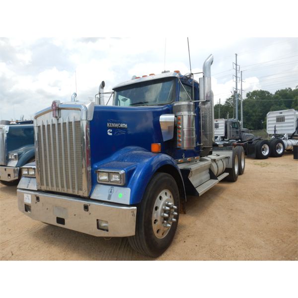 2010 KENWORTH W900 Day Cab Truck