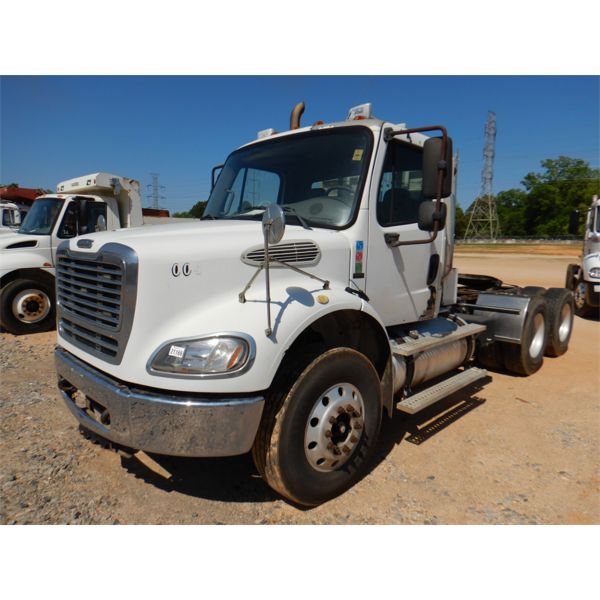 2005 FREIGHTLINER M2 BUSINESS CLASS Day Cab Truck