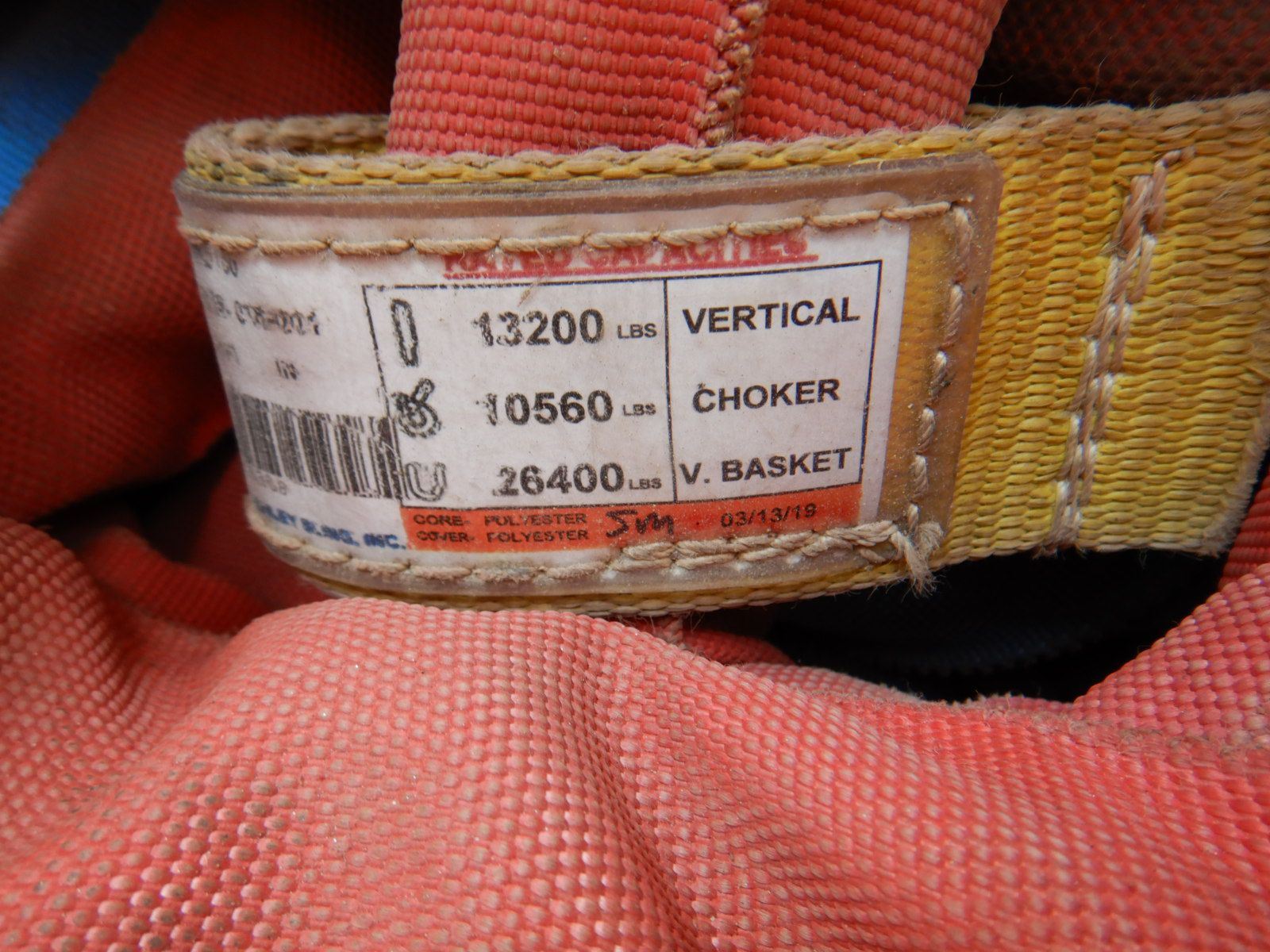 Nappe de Noël carrée baies rouges - Jardinerie Fortier Nappe de Noël carrée baies rouges - Jardinerie Fortier