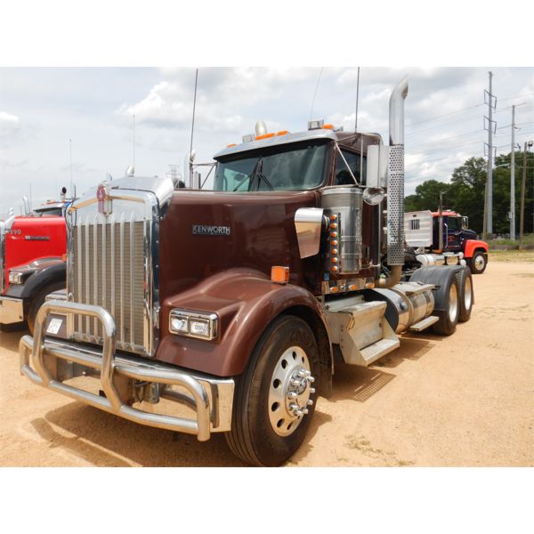 2018 KENWORTH W900 Day Cab Truck