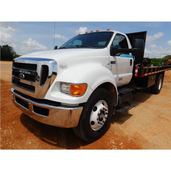 2013 FORD F750 XL Flatbed Truck