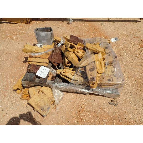 (1) PALLET CAT BUCKET TEETH & SIDE PLATES (B6)
