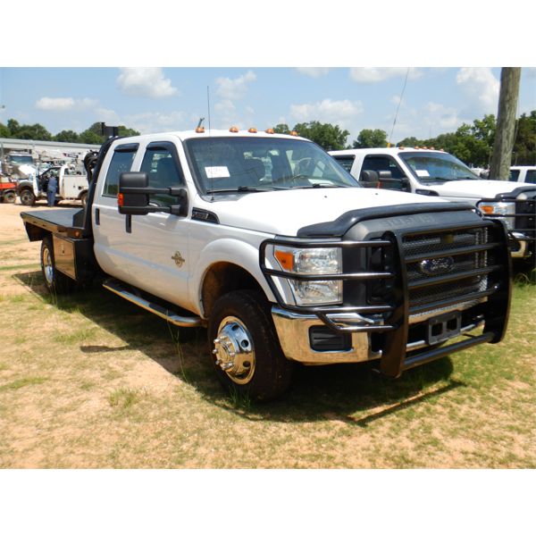 2015 FORD F350 XL Flatbed Truck