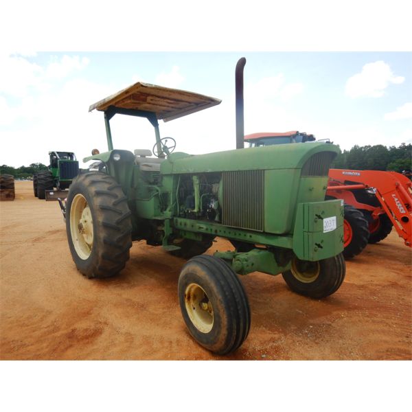 JOHN DEERE 4520 Farm Tractor