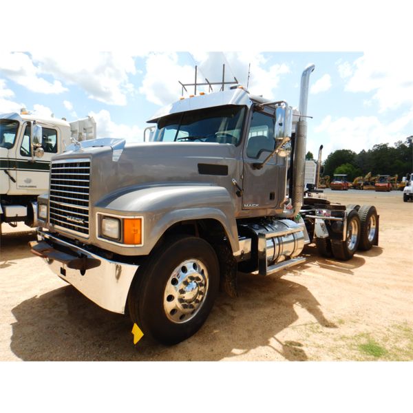 2015 MACK CHU613 Day Cab Truck