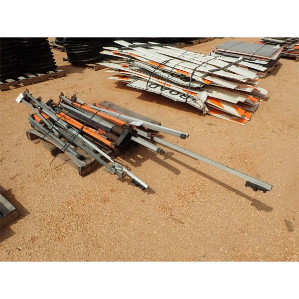 (1) PALLET MISC SIGN STANDS (B9)