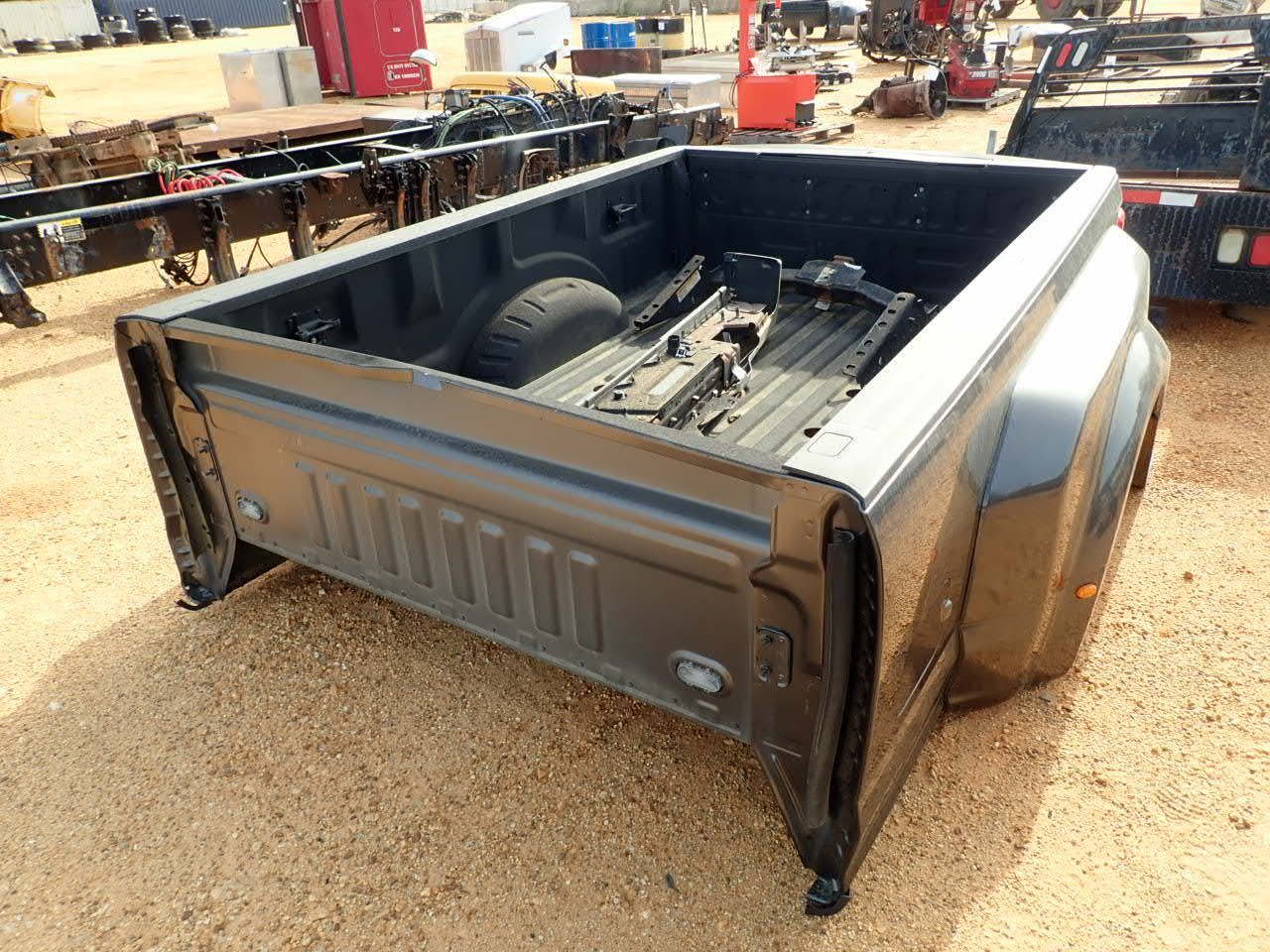 FORD SUPER DUTY TRUCK BED W/BUMPER AND TRAILER HITCH (A1)