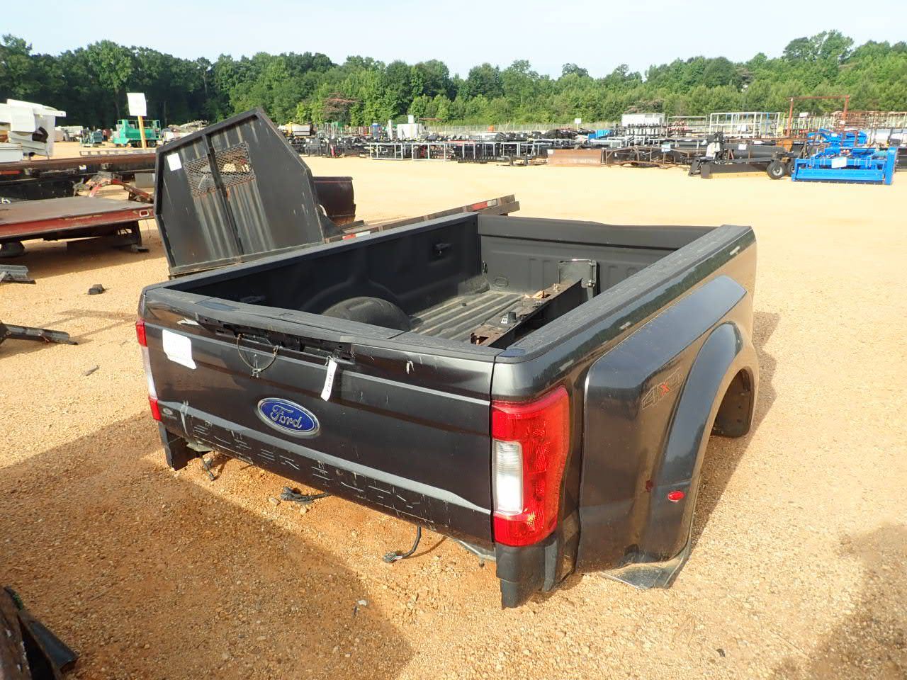 FORD SUPER DUTY TRUCK BED W/BUMPER AND TRAILER HITCH (A1)