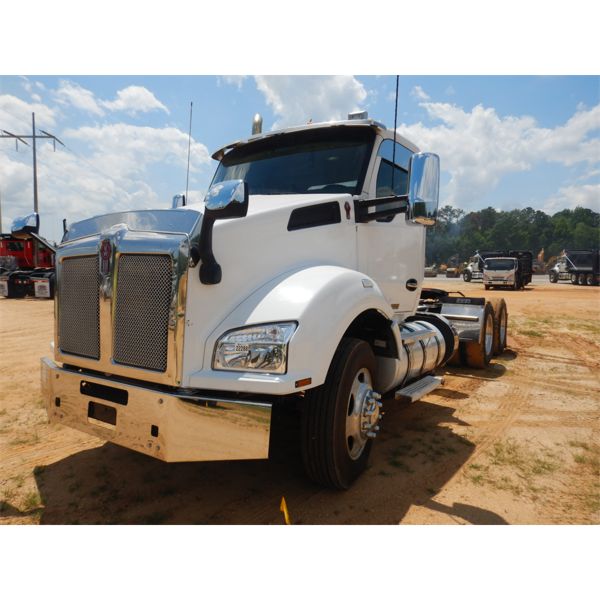 2015 KENWORTH T880 Day Cab Truck