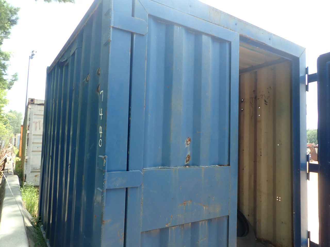 8' X 10' STEEL SHIPPING CONTAINER W/SAFETY BARRIER (B7)