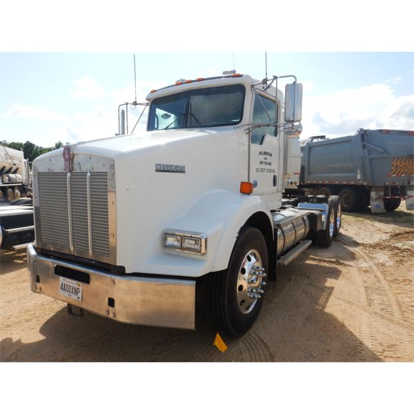 2011 KENWORTH T800 Day Cab Truck