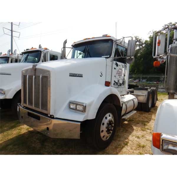 2000 KENWORTH T800 Day Cab Truck