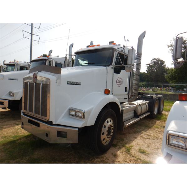 2009 KENWORTH T800 Day Cab Truck