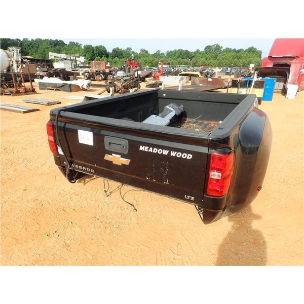 CHEVROLET SILVERADO DUALLY BED W/BUMPER (A-1)