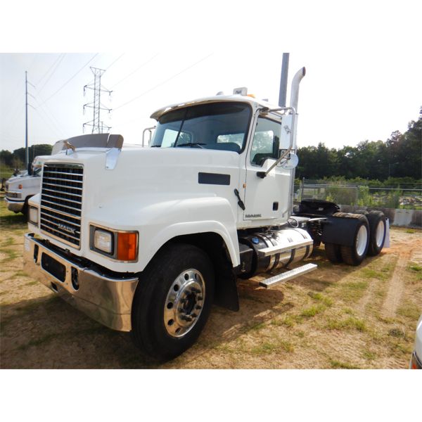 2015 MACK CHU613 Day Cab Truck