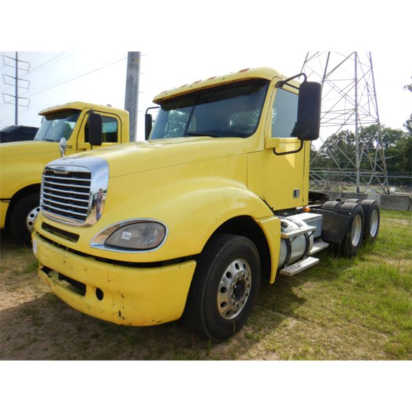 2015 FREIGHTLINER COLUMBIA Day Cab Truck