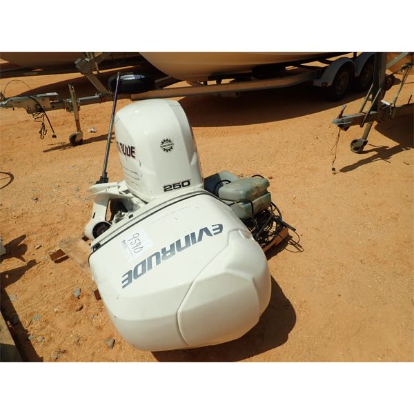 EVINRUDE 200 SALTWATER OUTBOARD BOAT MOTOR, 2 OIL TANK, EVINRUDE COWL AND MISC PARTS