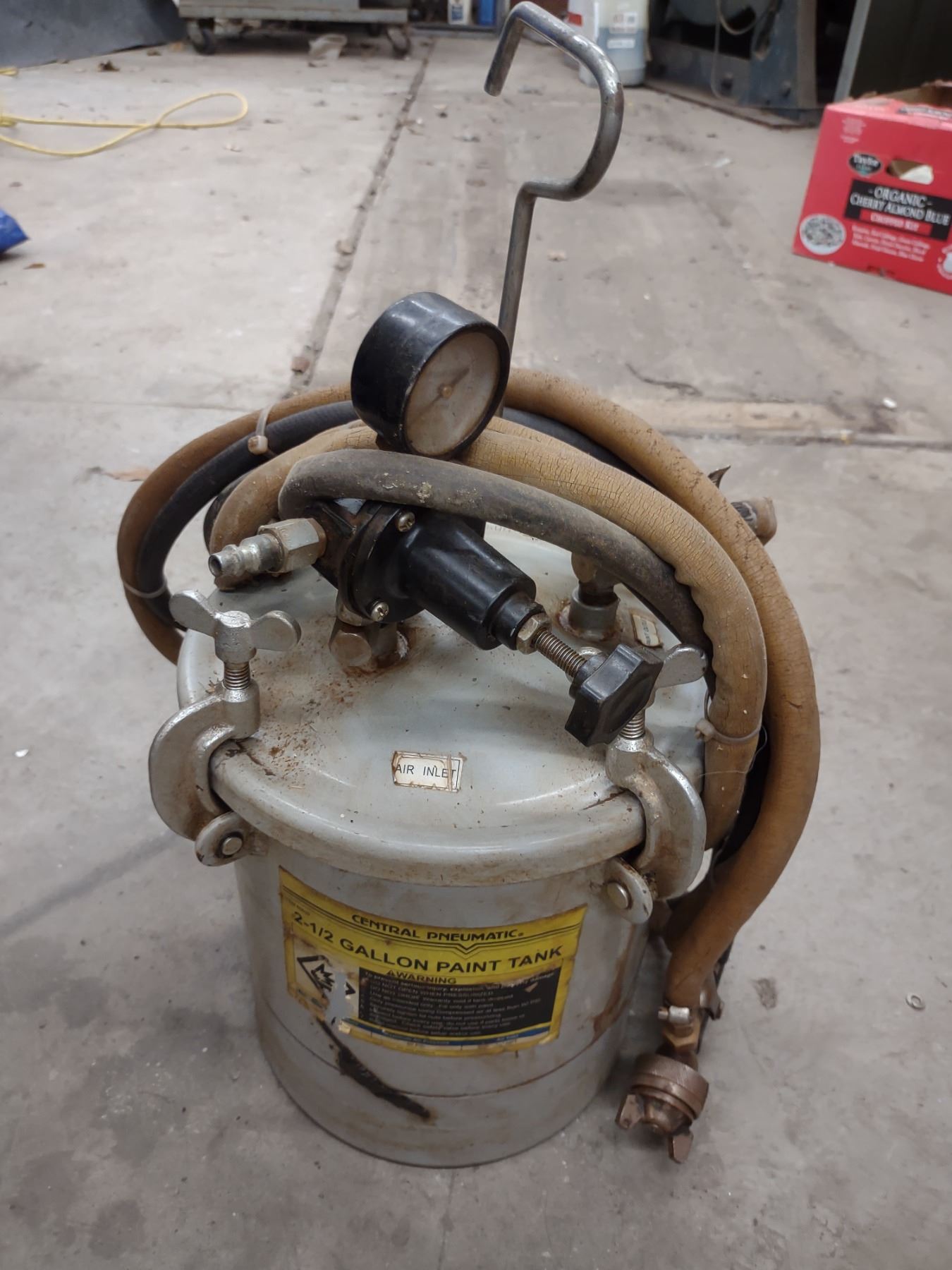 CENTRAL PNEUMATIC 2 1/2 GALLON AIR PRESSURE PAINT TANK