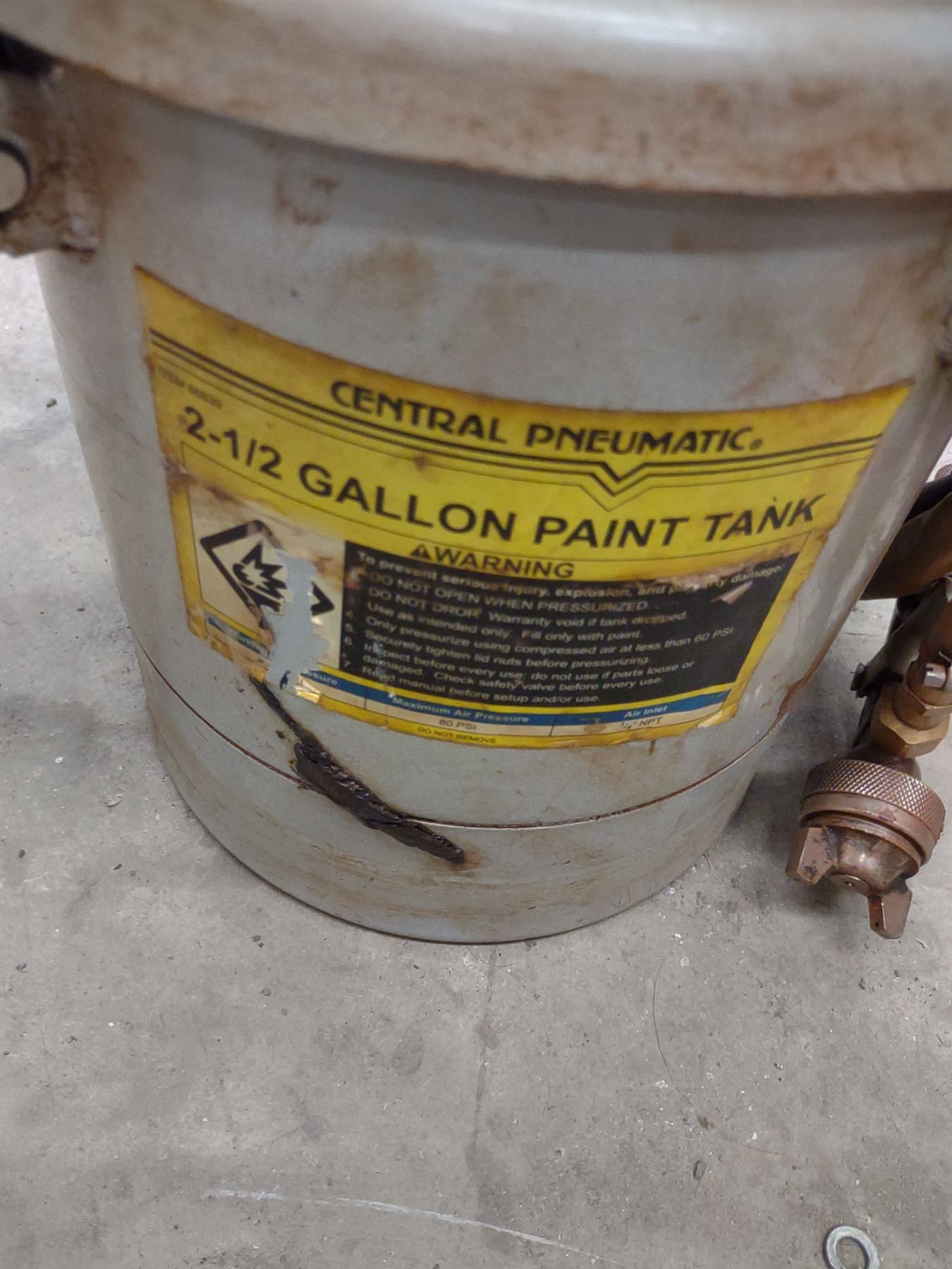 CENTRAL PNEUMATIC 2 1/2 GALLON AIR PRESSURE PAINT TANK
