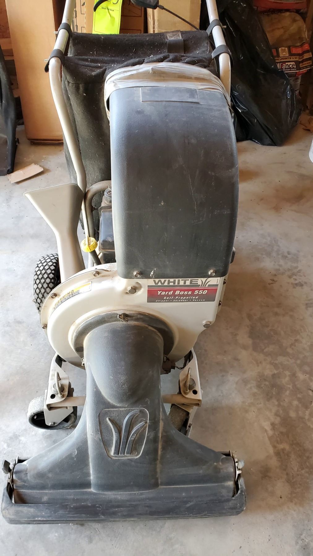 WHITE YARD BOSS 550 SELF PROPELLED CHIPPER • SHREDDER • VACUUM