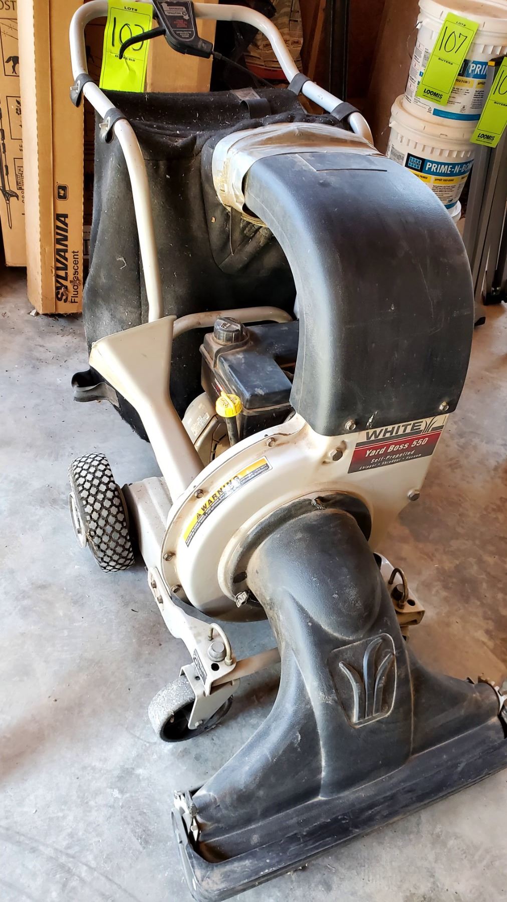 WHITE YARD BOSS 550 SELF PROPELLED CHIPPER • SHREDDER • VACUUM