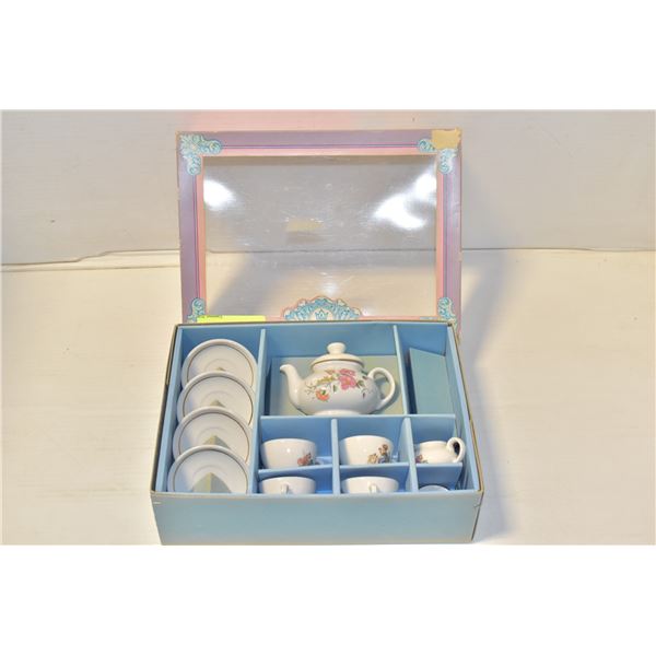 VINTAGE "KAHLA" FINE PORCELAIN