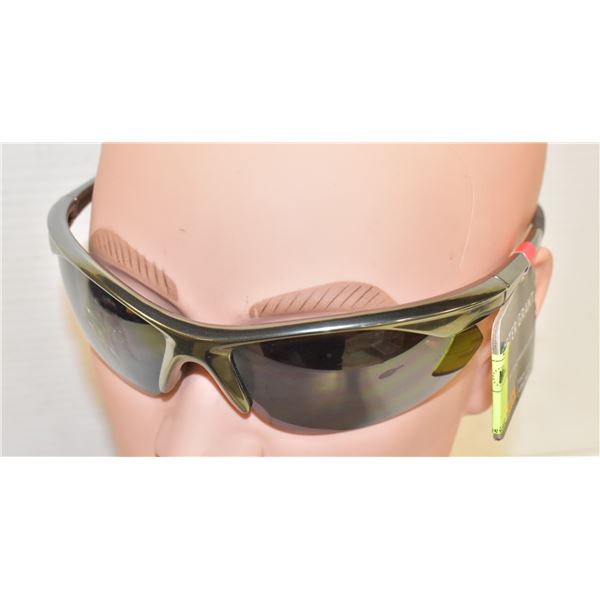 PAIR OF FOSTER GRANT SUNGLASSES