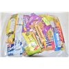 Image 1 : BAG OF ASSORTED CANDY + CHOCOLATE BARS