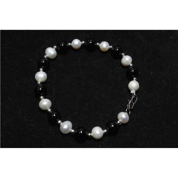 #324-BLACK AGATE & FRESH WATER PEARL BRACELET 7.5"