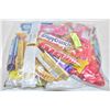 Image 1 : BAG OF ASSORTED CANDY + CHOCOLATE BARS