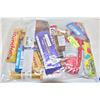 Image 1 : BAG OF ASSORTED CANDY + CHOCOLATE BARS