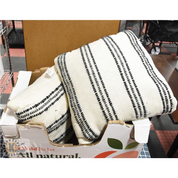 PAIR OF COTTON BLEND SHOW HOME ACCENT PILLOWS