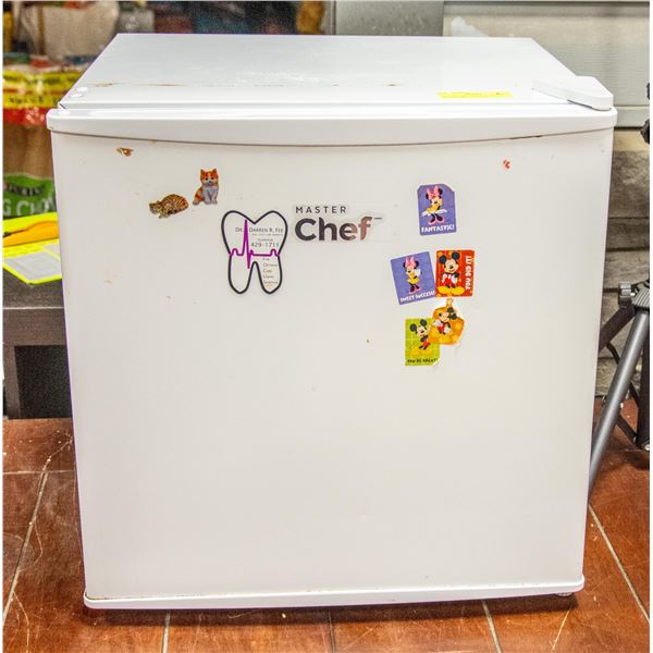 MASTER CHEF MINI BAR FRIDGE - NEEDS CLEANING