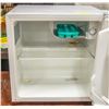 Image 3 : MASTER CHEF MINI BAR FRIDGE - NEEDS CLEANING