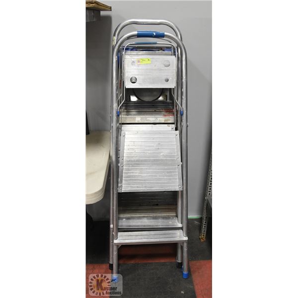 LOT OF 4 STEP LADDERS