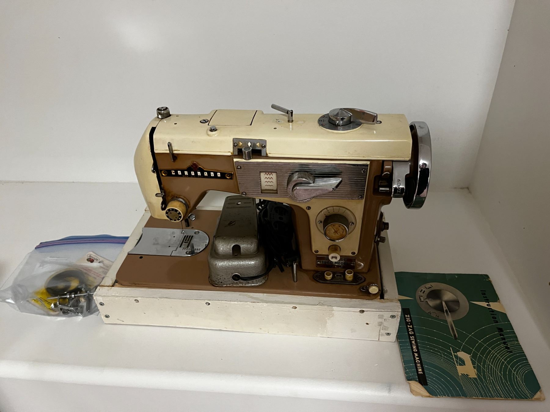 Coronado DE LUXE 1960 Model MZ-51 Zig-Zag Sewing Machine