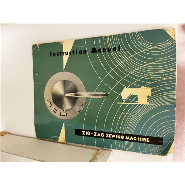 Coronado DE LUXE 1960 Model MZ-51 Zig-Zag Sewing Machine