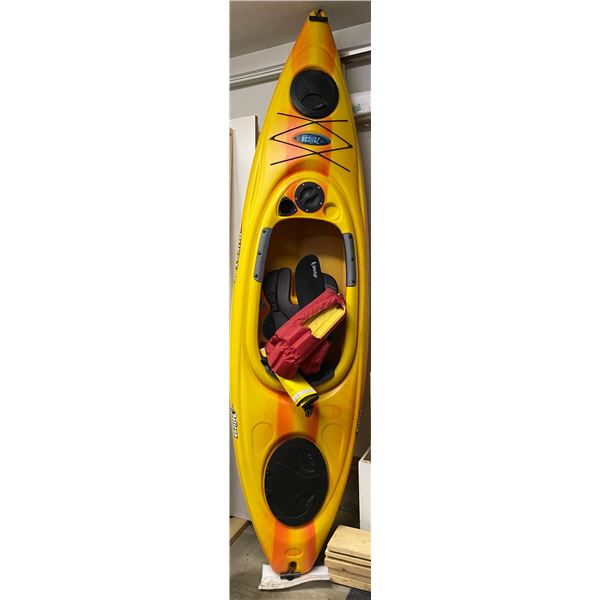 Quest 100 Kayak Pelican with 2 paddles