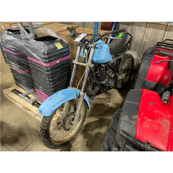 YAMAHA BLUE GAS POWERED DIRT BIKE ( NO KEYS, NO REGISTRATION, RUNNING CONDITION UNKNOWN )